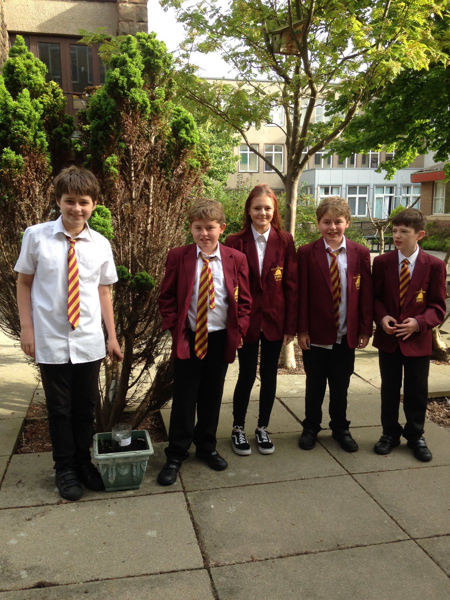 MA_PupilSupport's tweet image. Positioning our rain gauge in the garden #weatherproject