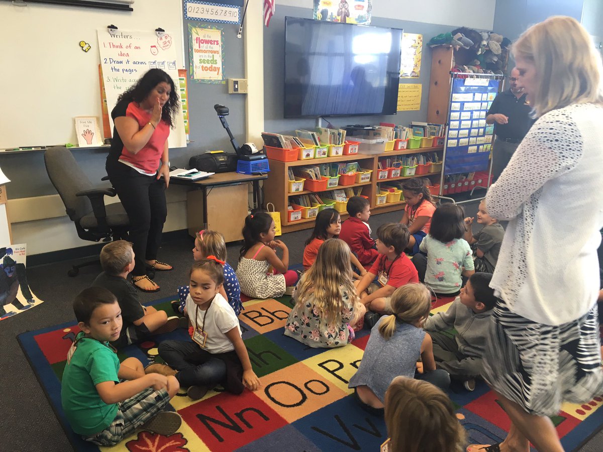 lipsett_tracy's tweet photo. Dahlia models turn and talk #hesdpride #HBSPelicans @LitPartners Thanks Dahlia! https://t.co/HO9UjEdycU