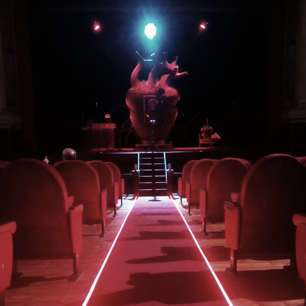 PauAfg's tweet photo. Abrimos sala! Vamos a ver si #ElAmorEsPaNa o como es. Hoy con #Mac600 en acción #OldOnesGoodOnes #TeatroCarrion https://t.co/Iln6FZKQ3Y