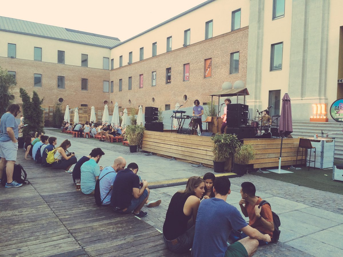 Arrancando la presentación del #DCODE2016, los gallegos Bëlop tiran de indie sintético en la terraza de Conde Duque