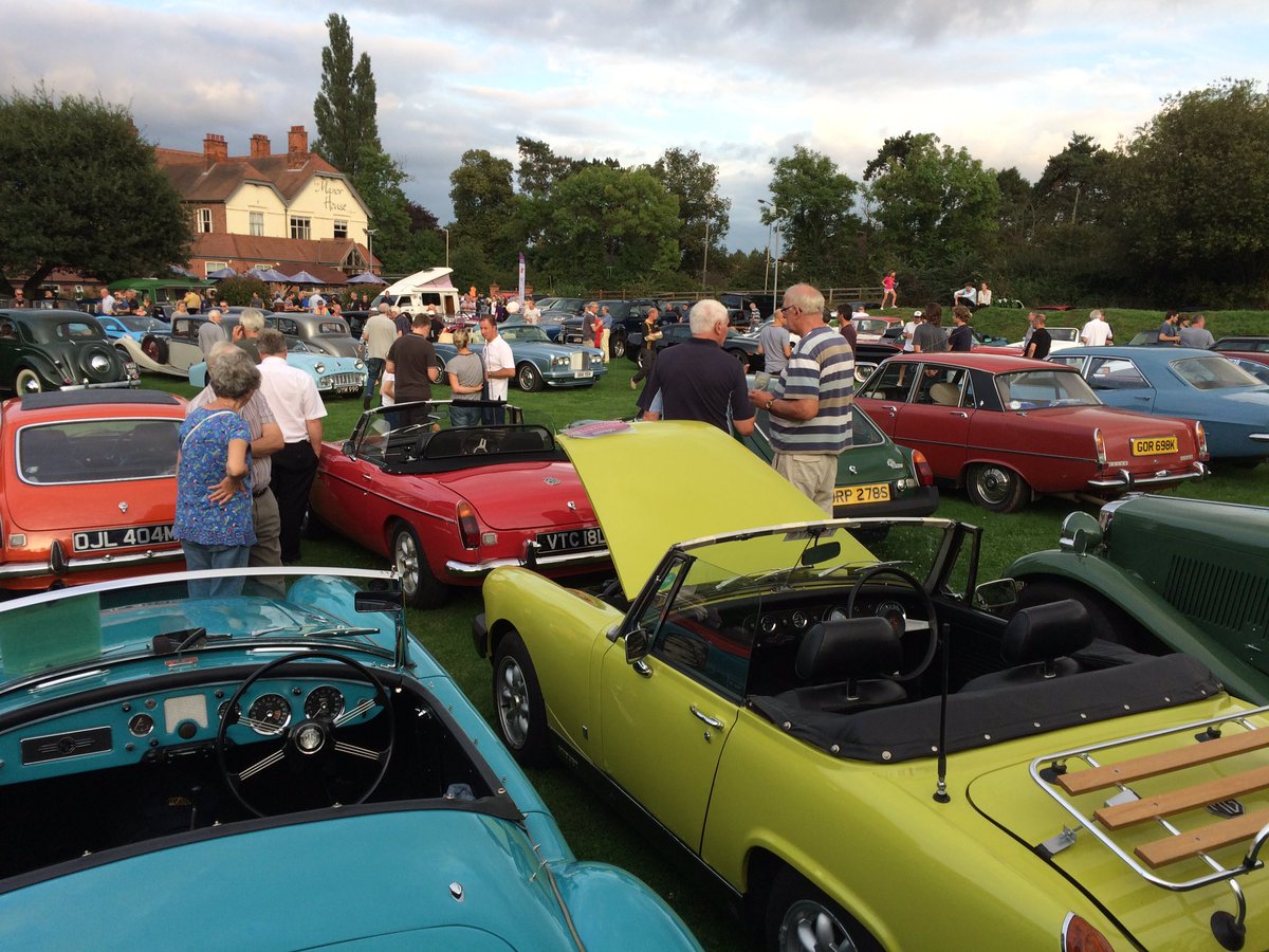 NorthLeicsMGOC's tweet photo. It's standing room only now @ManorHouseQuorn in support of @RainbowsHospice with a queue for #HeiditheVan https://t.co/3wNAjqDC3H
