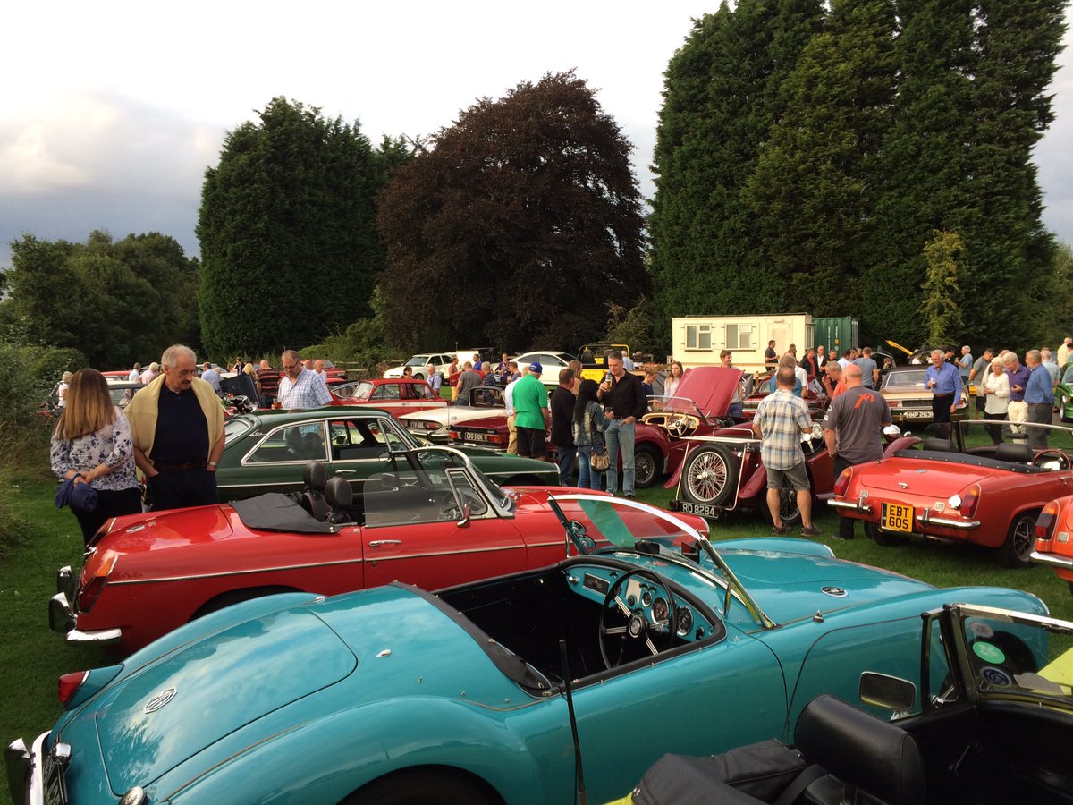 NorthLeicsMGOC's tweet photo. It's standing room only now @ManorHouseQuorn in support of @RainbowsHospice with a queue for #HeiditheVan https://t.co/3wNAjqDC3H