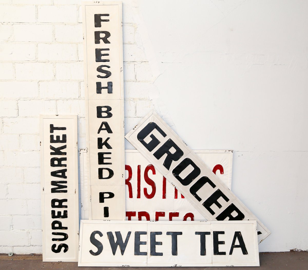 TheFinderyWaco's tweet photo. We are loving these vintage metal signs! They add so much character to a space– Where would you put one? https://t.co/89d2Ljah1N