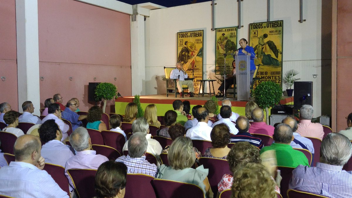 FTaurinaUtrera's tweet photo. Comienza la conferencia GUARDIOLA con la presentacion por parte de @ManoloVieraN @Tauroutrera @FTaurinaUtrera https://t.co/I7fcktoXmV