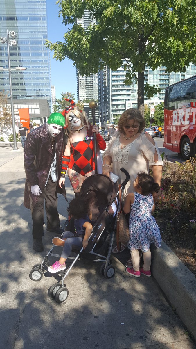 yas_cruz's tweet photo. #thejoker #thejokerandthebaby #Fancon2016 #Toronto https://t.co/qQEXEP7W7q