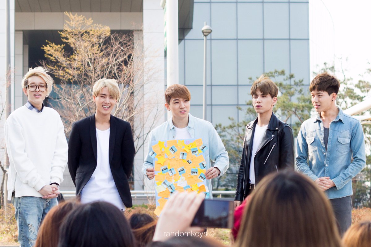 rand0mkeys's tweet photo. 160405 day6 mini fanmeeting

#DAY6 #데이식스 #1YearWithDAY6
#jae #youngk #sungjin #wonpil #dowoon #제이 #영케이 #성진 #원필 #도운 https://t.co/wVgypjawPl