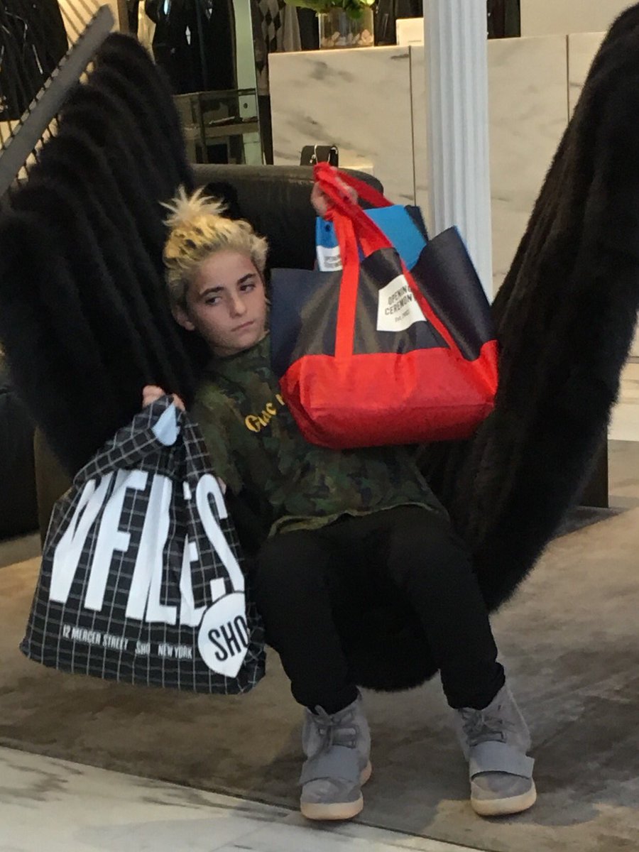 roughpastels's tweet photo. Couldn't give me palm @ATrainKickz it's all good your hands are full my dog! #shopping #vfiles #yeezy #dopestyles https://t.co/qLb3AXcdwF