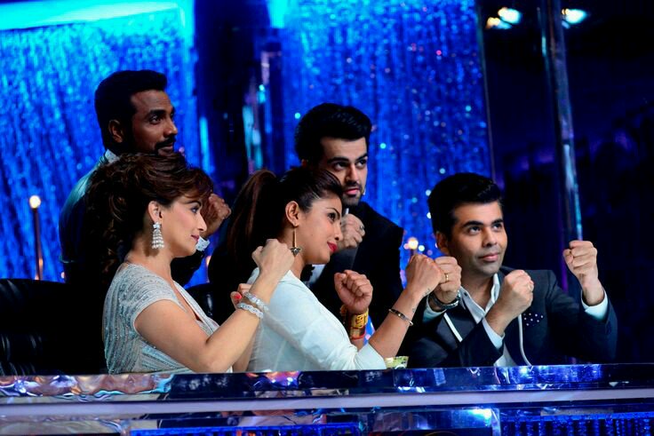 musicbollywood1's tweet photo. @priyankachopra in #JhalakDikhhlaJaa for the promotiom of #marykom #2yearsofmarykom @MadhuriDixit @karanjohar https://t.co/6pVCmEPBnb