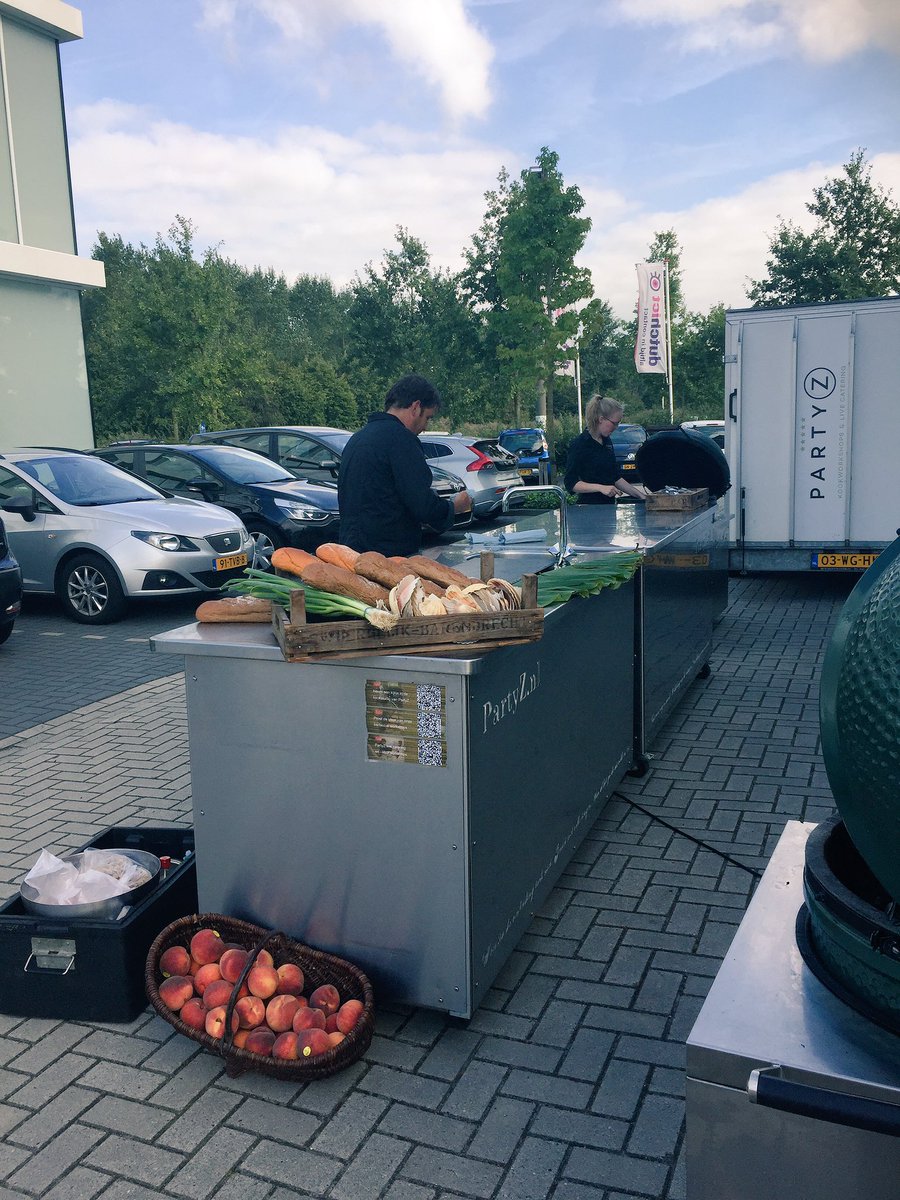 mrsmigchelbrink's tweet photo. Wat was het weer een fijne Bbq met collega's en natuurlijk @partyznl met hun heerlijke catering! #biggreenegg https://t.co/lEBrZvko6z
