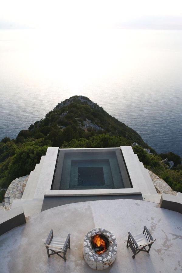 TikTonks's tweet image. Life goal: have an infinity pool in my back yard