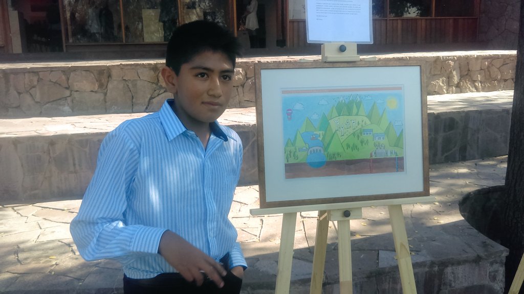 Veolia_Mx's tweet photo. Jairo, presentando dibujo ganador de #Veolia #México #AIB2016 @OEIMEX @EspacioOEI https://t.co/fvcgmkr6yg