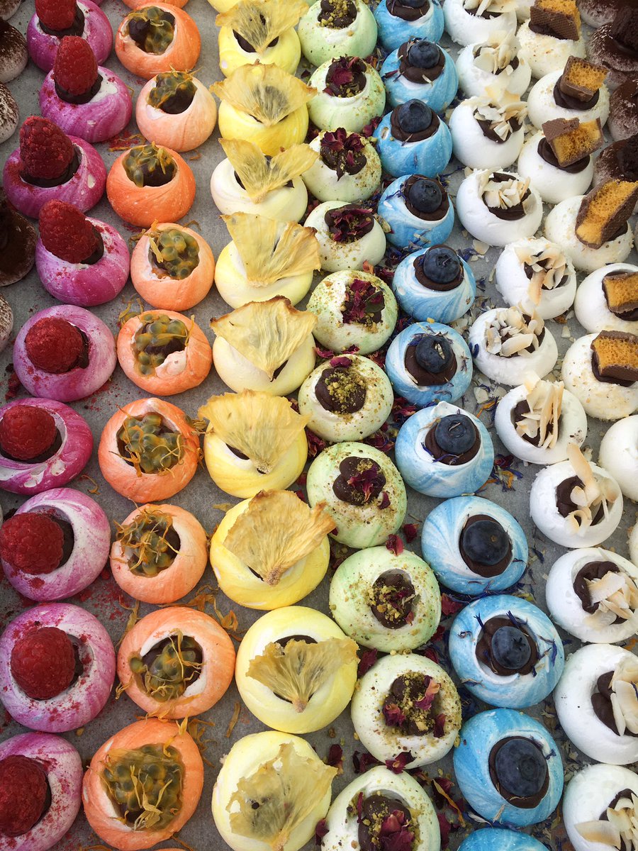 #weekend #Broadwaymarket  <a href="/Meringue_Girls/">Meringue Girls</a> before <a href="/HeartDumpling/">Dumpling Heart</a>