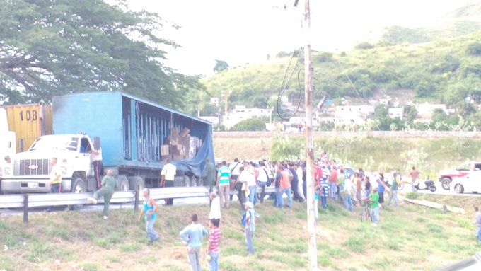  Así saquearon un camión en Guacara (+Fotos) CrsmiK-XgAAXX0j