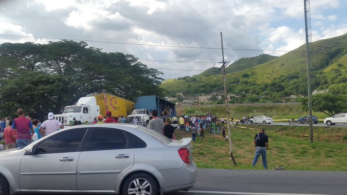victoria103 -  Así saquearon un camión en Guacara (+Fotos) CrsnIpOWEAAXulH
