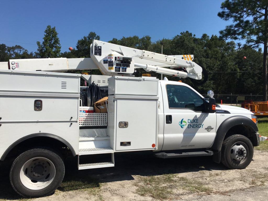 .@FLGovScott stopped by Crawfordville this morning to thank <a href="/DukeEnergy/">Duke Energy</a> linemen for their hard work. #WeAreDE