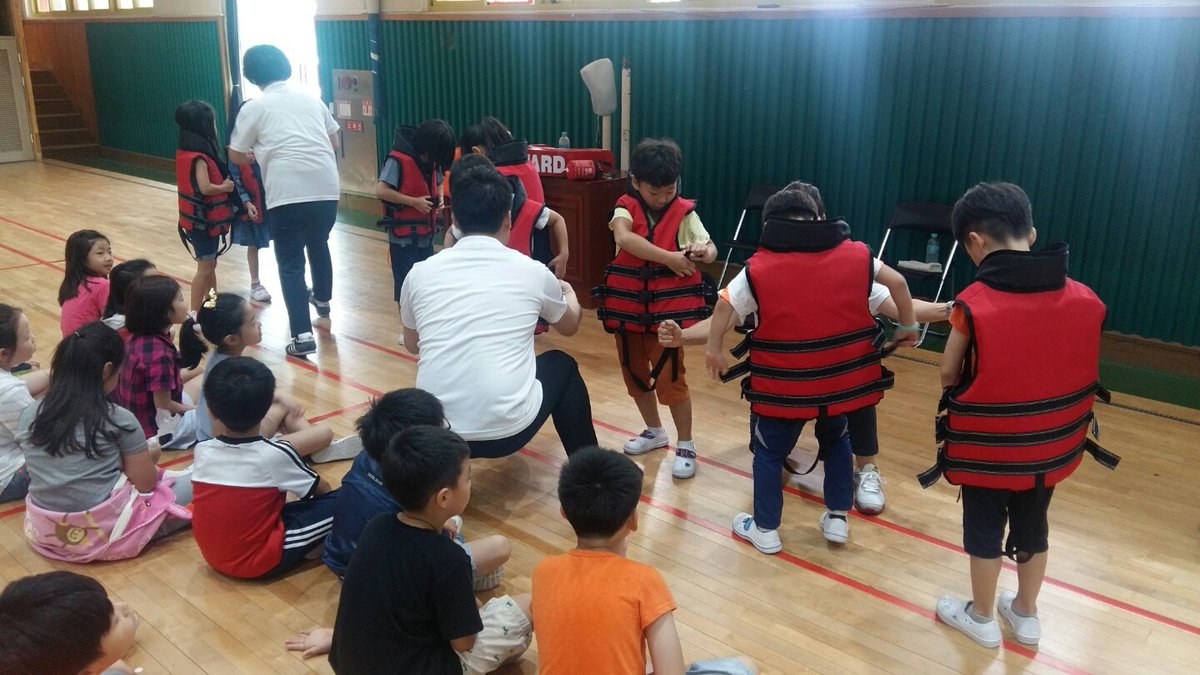 찾아가는 어린이 안전체험캠프!

오늘은 2일차로 희망대초등학교에서 안전교육을 실시중입니다.

우리 아이들 진지하면서도 흥미로워하는 저 표정들 보이시나요?

안전하고 행복한 #성남시 되는 그날까지 Go!Go!