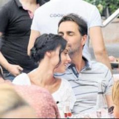 Eşini öpücüklere boğdu
oku.net/icerik/esini-o…