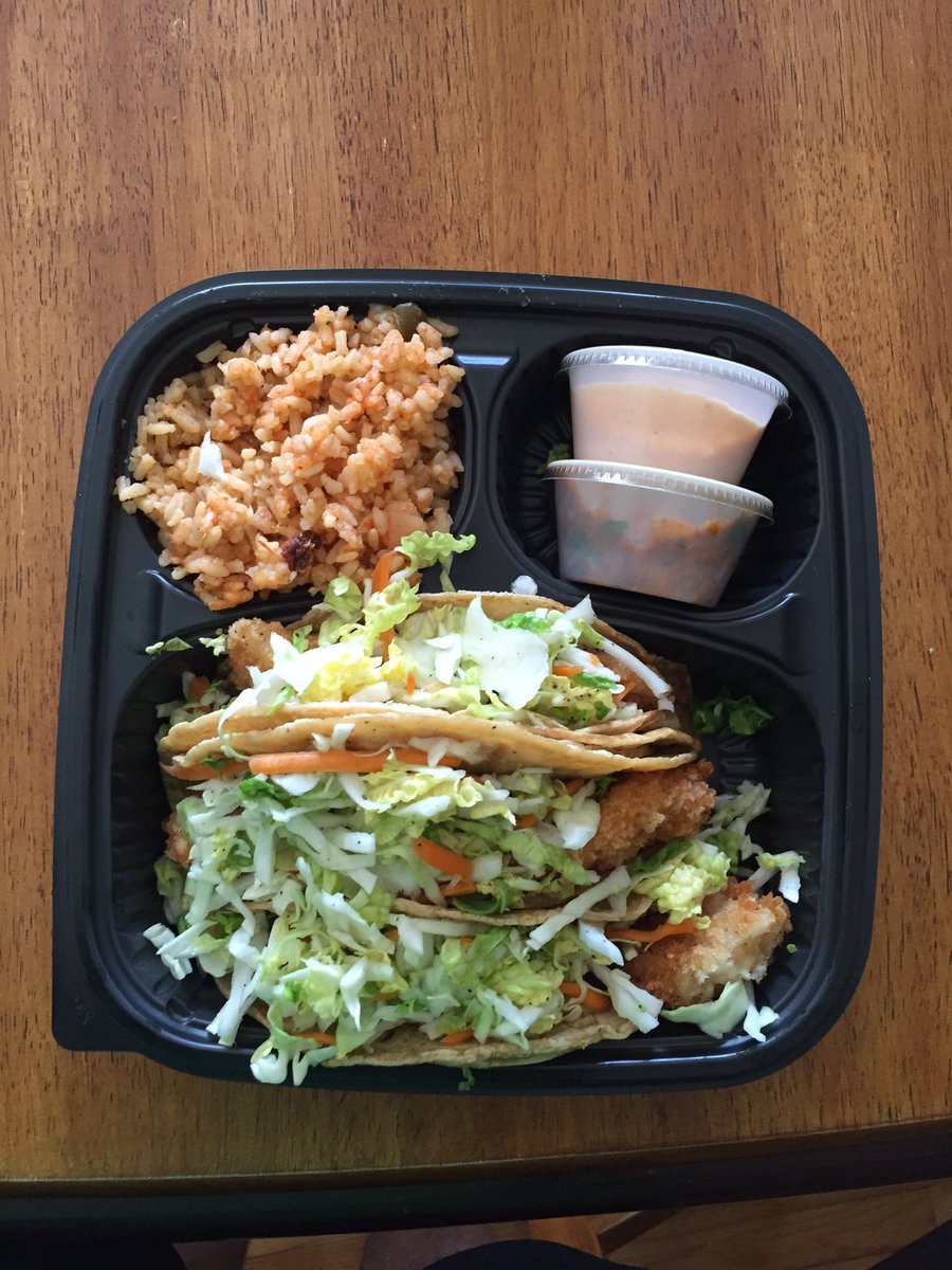 cheflacooks's tweet photo. Fish tacos on corn tortillas and Spanish rice, with a side of fresh mango salsa, and chipotle creme!! https://t.co/N3ThuEIe1x