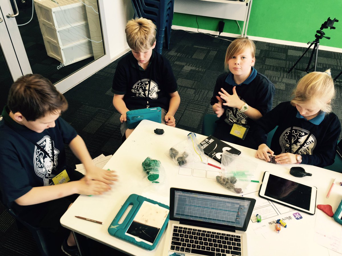 Misshammychch's tweet photo. #Techfest2016 creation underway https://t.co/h7QIC0VCKF