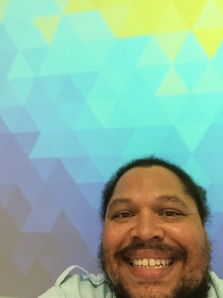 mckinj01's tweet photo. Selfie Station @CamelviewMSD38  @qrkellis @MadisonAZ #extraordinarylearningforall #growthmindset  #curriculumnight https://t.co/bCGWr51C6b