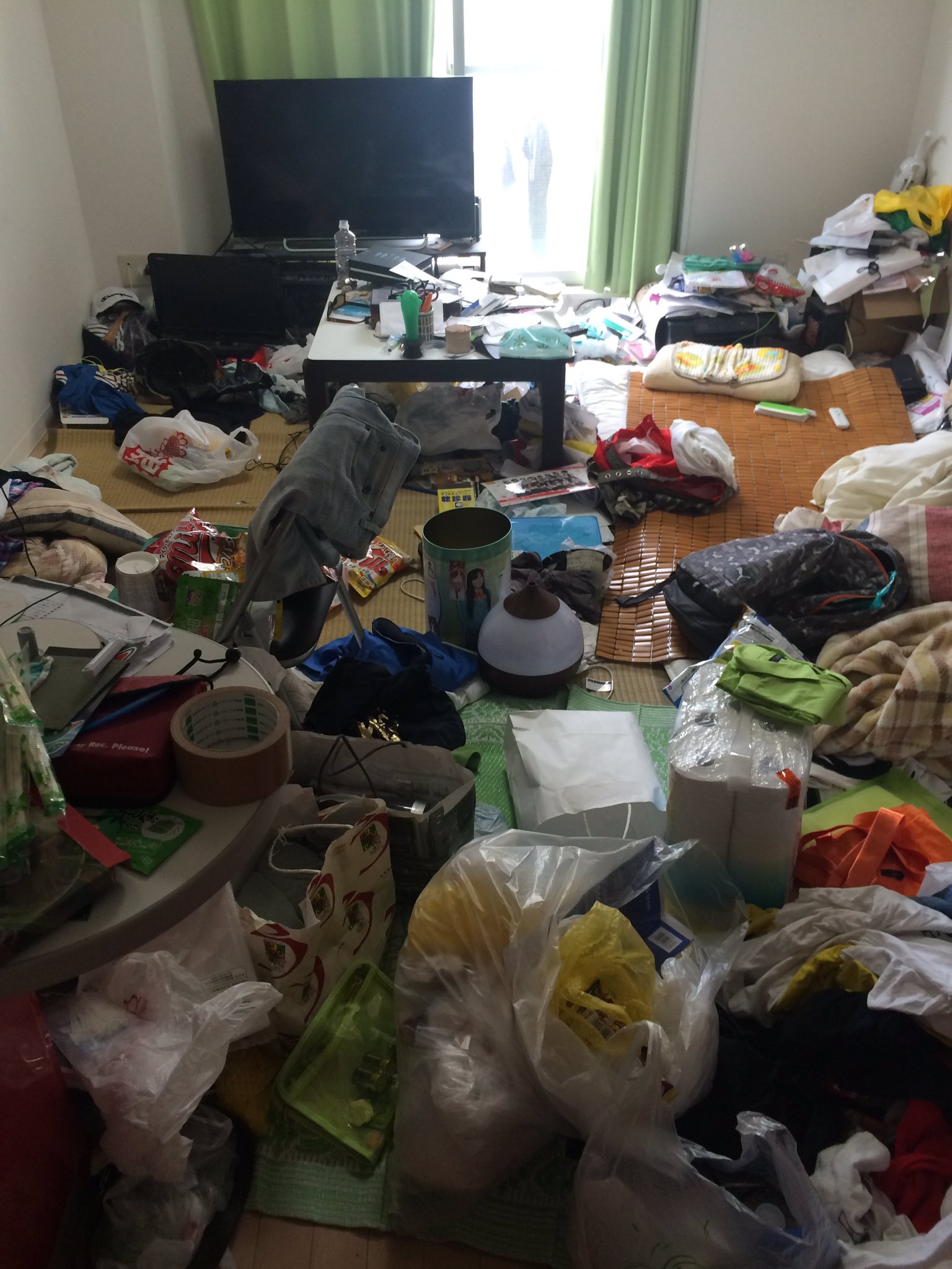 けんちゃん T 켄짱 おはt です 部屋が汚いと運気も下がる うちは汚い方になのかな 掃除します なぅん T Co 0wabaixygh Twitter