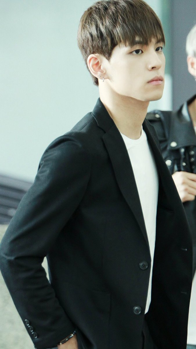 jypnation90's tweet image. Wonpil
#Peter #1feel 

Happy 1st Anniversary @day6official 
#1YearWithDAY6 
🎉🎊