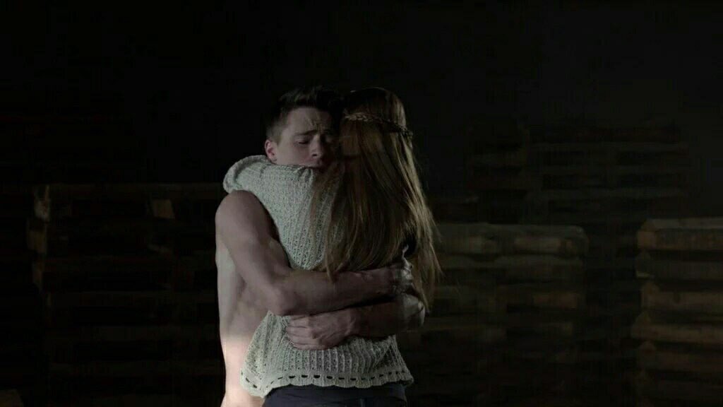 CameronMarsh___'s tweet image. I'm holding my beautiful fiancé in my arms @faithmidnight2