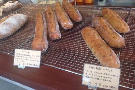 京都のパン屋さん 西洋風パン屋 エイト 藤森にあるエイトはハード系のパンを中心に50種類が置かれてます おしゃれな雰囲気や外装がより パンを引き立たせている印象でした 店内にある自家製ジャムも気になりますね