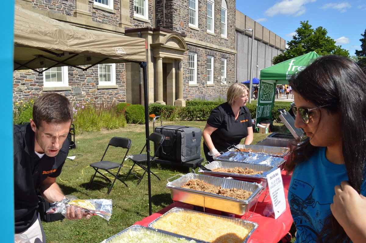 TDMDresdenRow's tweet photo. Love hanging with @dsuoweek students and slinging #baja #tacos https://t.co/lFnybBij3Z