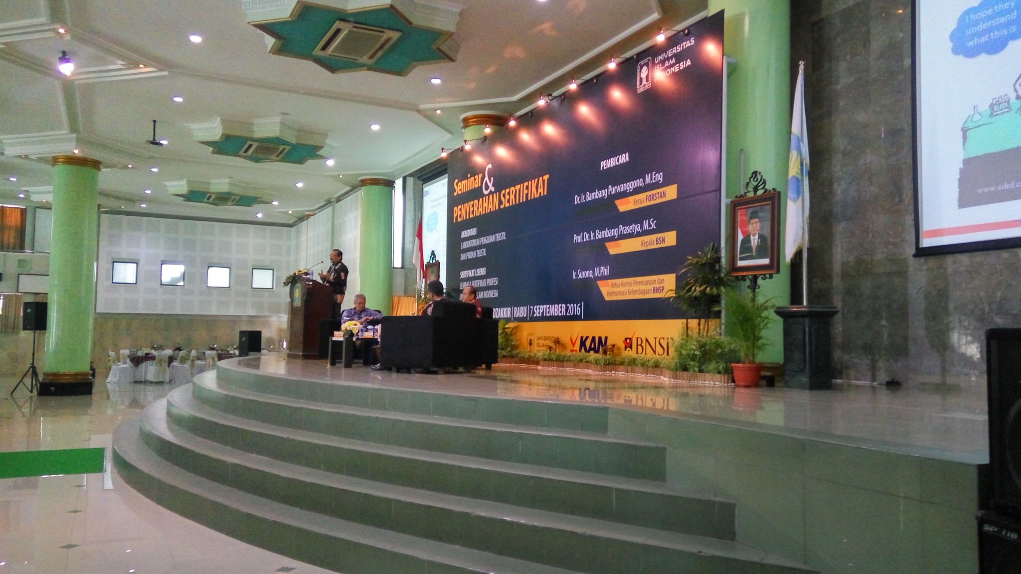 UÅ¾ivatel Universitas Islam Indonesia na Twitteru „Sedang Berlangsung Seminar dan Penyerahan Sertifikat Akreditasi Lab Tekstil dan Sertifikasi LSP UII… “