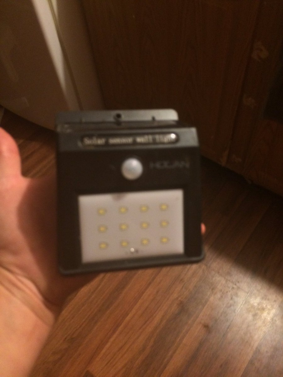 Cassiew1979's tweet photo. Super bright 12 LED solar light by Holan is awesome! Lights my whole ramp. #solalights
https://t.co/CiE9PZU50B https://t.co/hAYxXQHmZb
