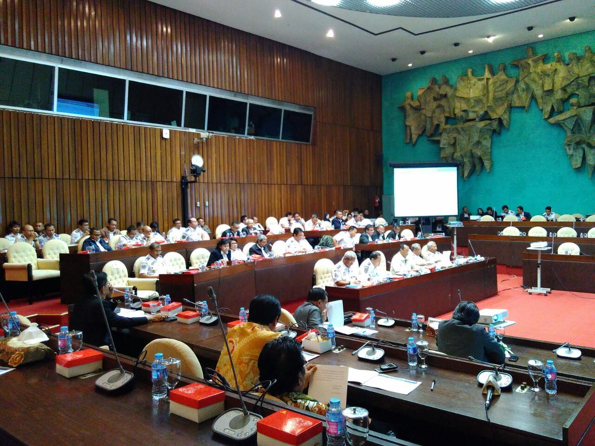 DPR_RI's tweet photo. Komisi V DPR Rapat Kerja dengan Menteri Perhubungan membahas RKA K/L dalam nota keuangan RAPBN 2017. #DPRLive https://t.co/VuikX0b7QY