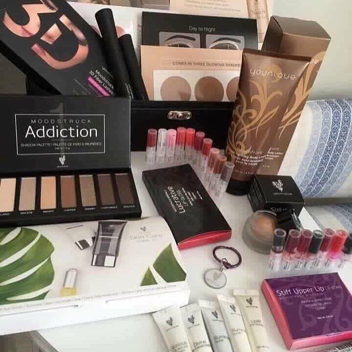 traceyoake's tweet image. Deal time. $260 worth of makeup for $119. Want it? Buy it and walk away OR  make money on sharing with your friends