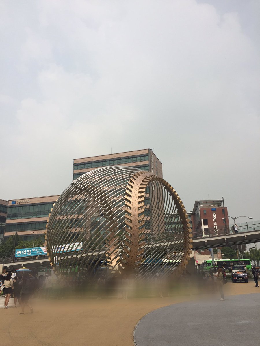 [공지] 오늘 힘찬함성 고척돔 공연 인원체크는 사진 속 조형물 앞에서 2시 30분에 진행됩니다.