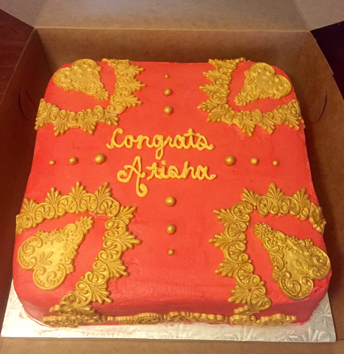 Half vanilla half chocolate cake with vanilla buttercream icing #BridalShower