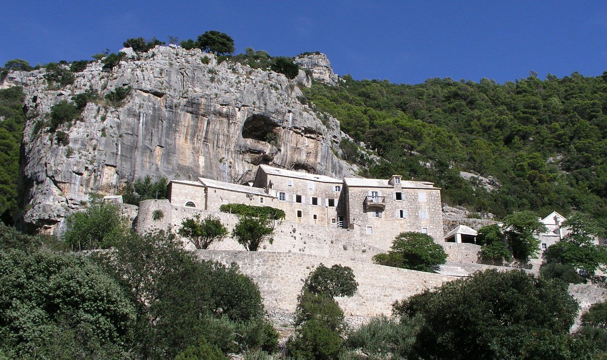 CroCruising's tweet image. Pustinja #Blaca on #Brač is a #monastery founded by the Glagolitic monks in the 16th century. #CroatiaCruising