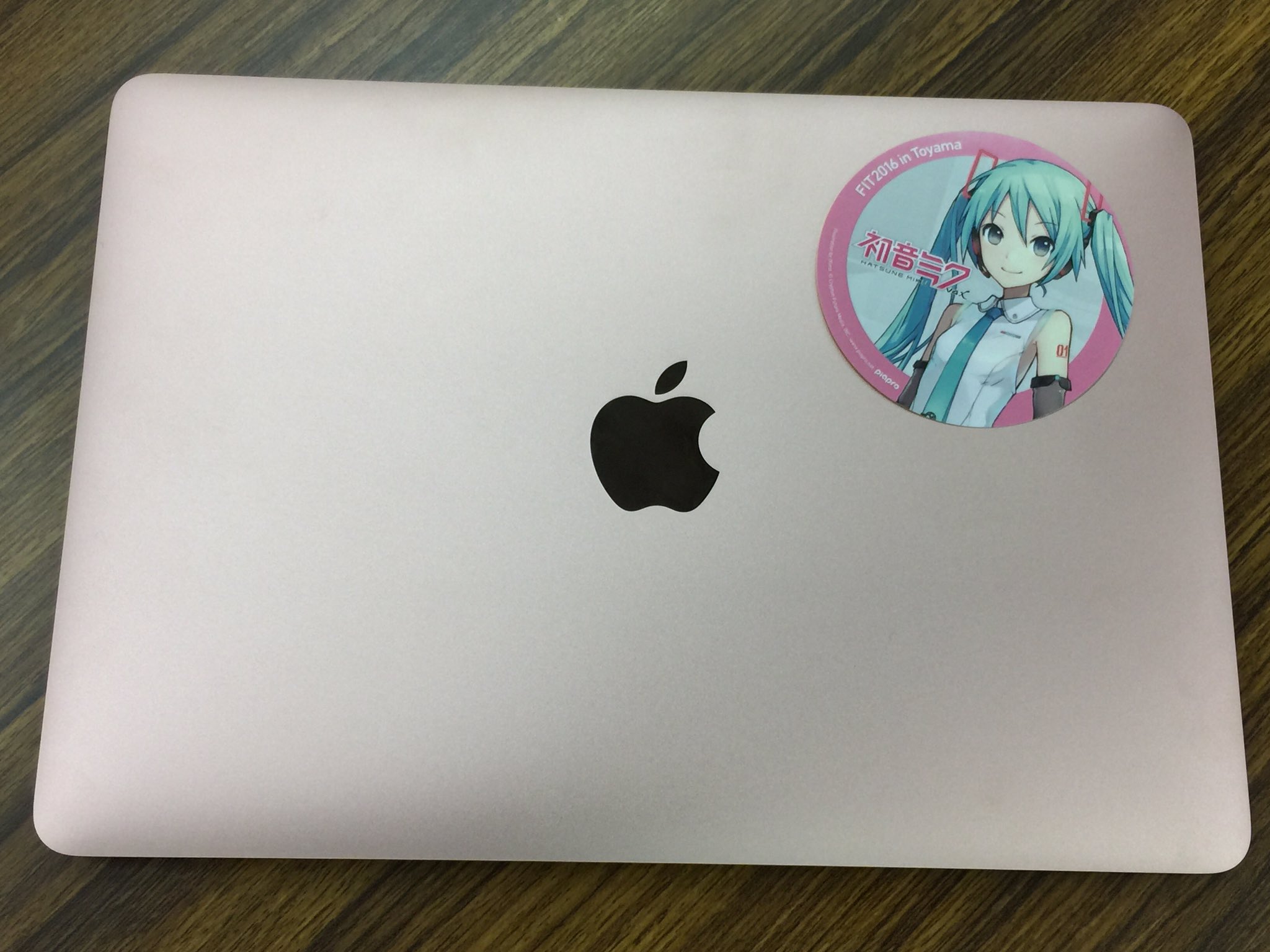 Fit16 初音ミクステッカーの使い方 その2 ノートpcに貼ると プレゼンの時に観客受け間違いなし V Fit16 T Co Rv4zcjdcuy Twitter