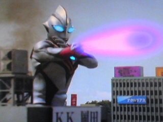 ウルトラマンティガ ティガ紹介 イーヴィルティガ 変身者 マサキ ケイゴ 身長 54メートル 飛行速度 マッハ5 マサキが無理矢理 巨人へと変身したけっか心を失い暴走してしまった 能力はほんとんどティガと同じ
