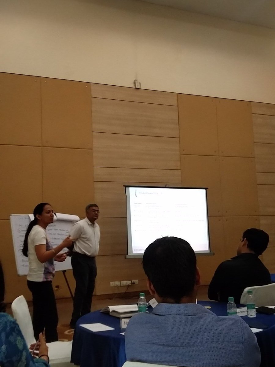 manishsharma78's tweet photo. @kaur_gurjeet explaining team on product goals for #simplifyingworklife @peoplestrong #scale #mobile #UX https://t.co/YQnES8kCQ2