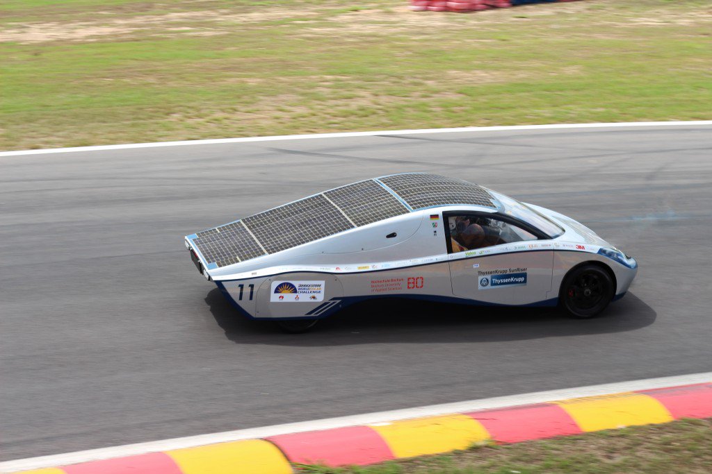 DanielLohmeyer's tweet photo. Das #SunRiser Team des @BO_SolarCar ist bereit für die @eursolchallenge  https://t.co/tzjWkTih5A https://t.co/j2U9Kephyq