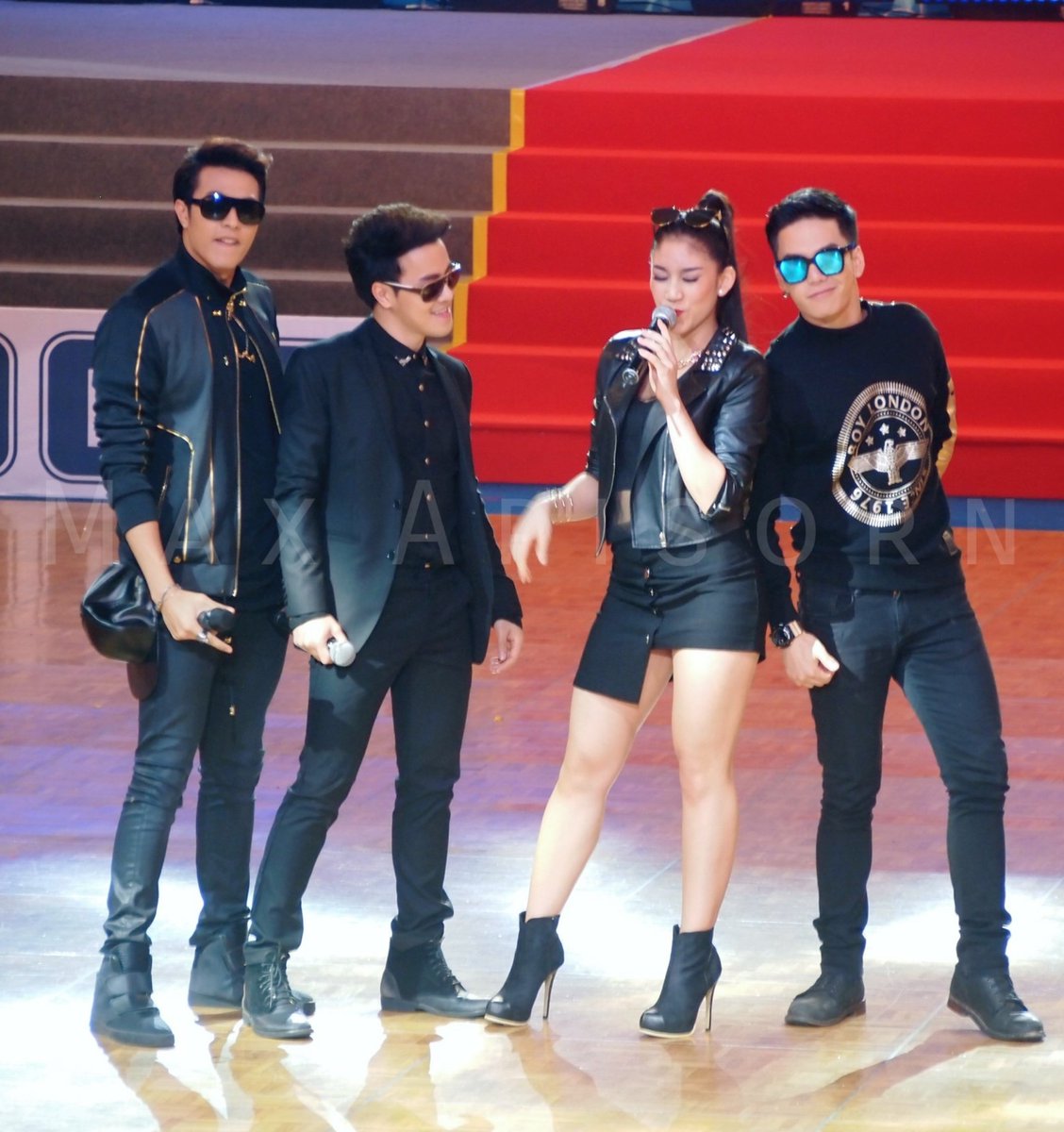 Maxaf12official's tweet photo. 📷 COOL TEAM.😎😎😎😎
#ลีลาศKingscup2016 #maxaf12 
#maxapisorn #truefantasia https://t.co/uj0WYIgkDh