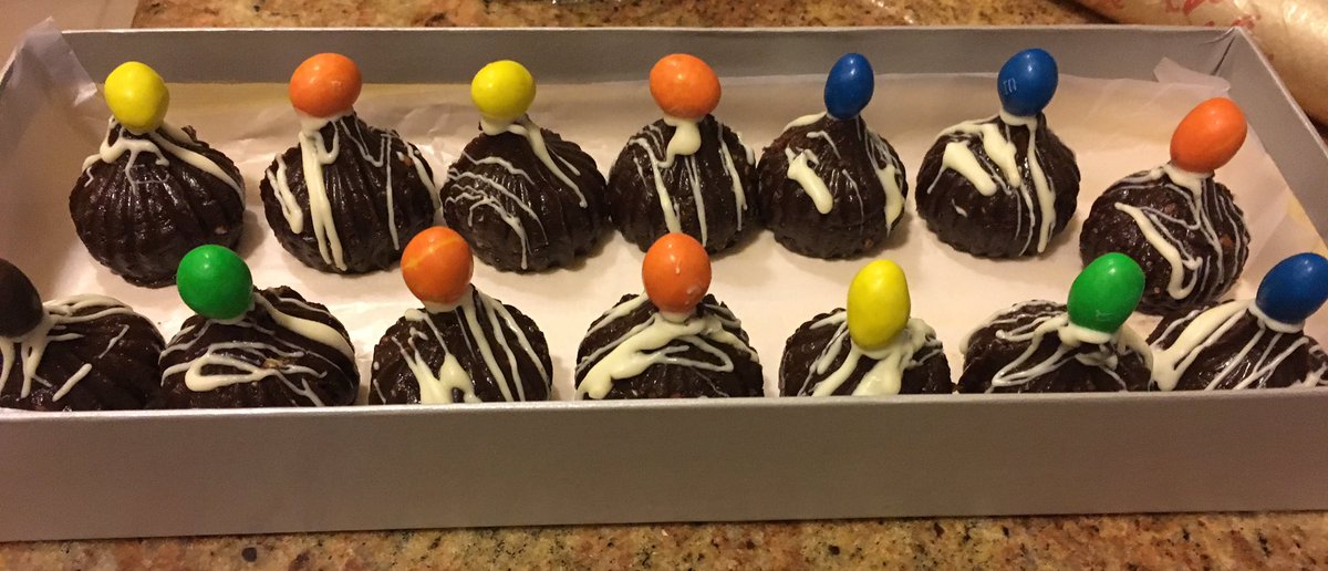 amritaraichand's tweet image. For those with the bad eye.. And can&apos;t discern that these are modaks.. Here u go...😘😂  #chocolatemodaks 🙏🏼
