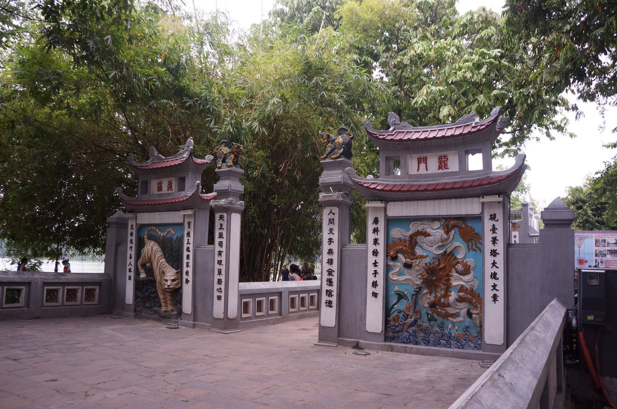 Chinese characters is widely applied in ancient Vietnam. Today, few people in Vietnam understand Chinese language.
