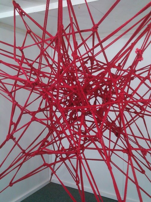 鬼の子さんの展示。人沢山キテる。アバンギャルドな作品。パナイ。 