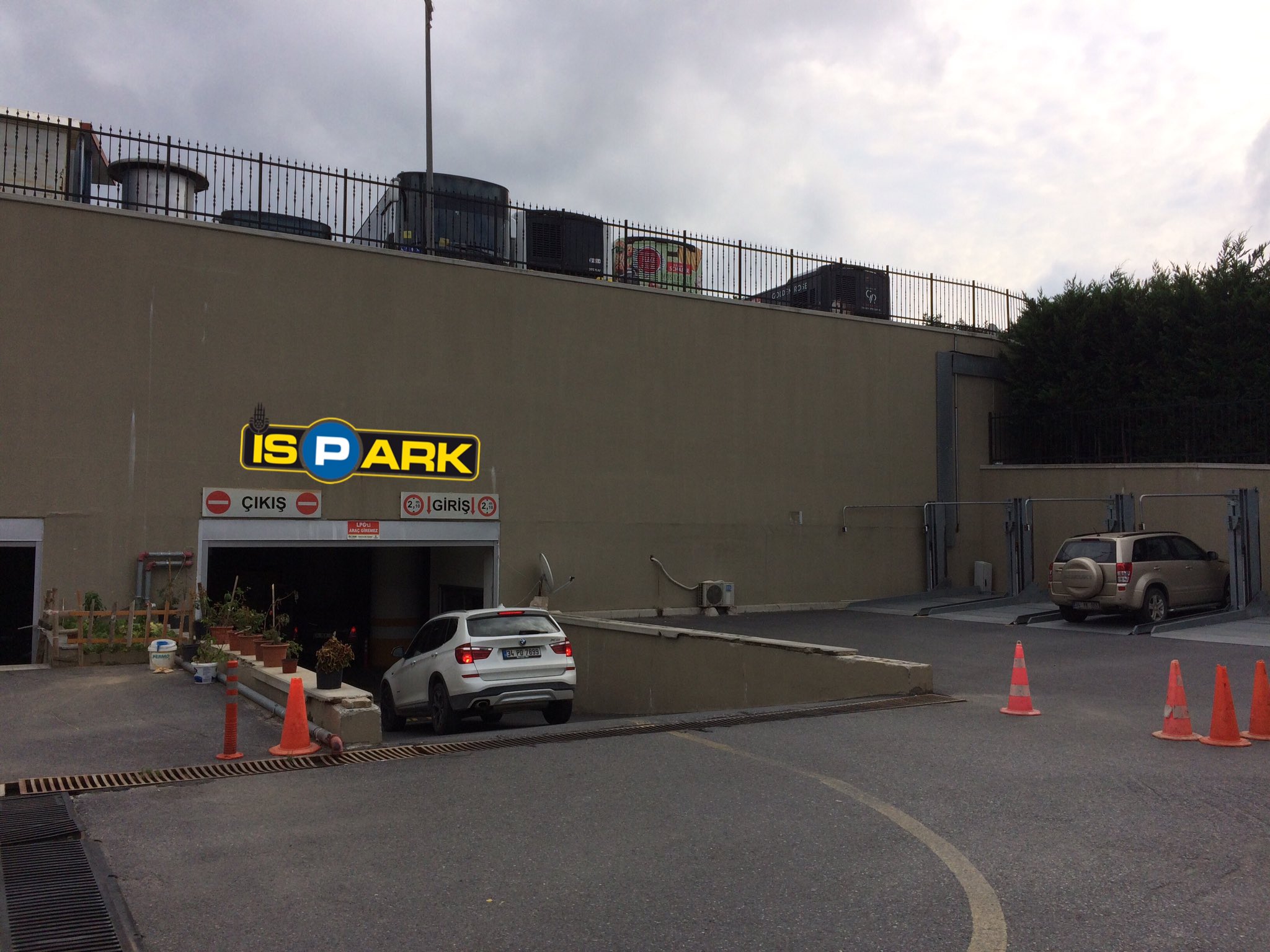 ispark on twitter aracini ispark haciosman metro zemin alti otoparkina park et metro otobus ve taksi ile devam et https t co q1c5hlg9c1 twitter