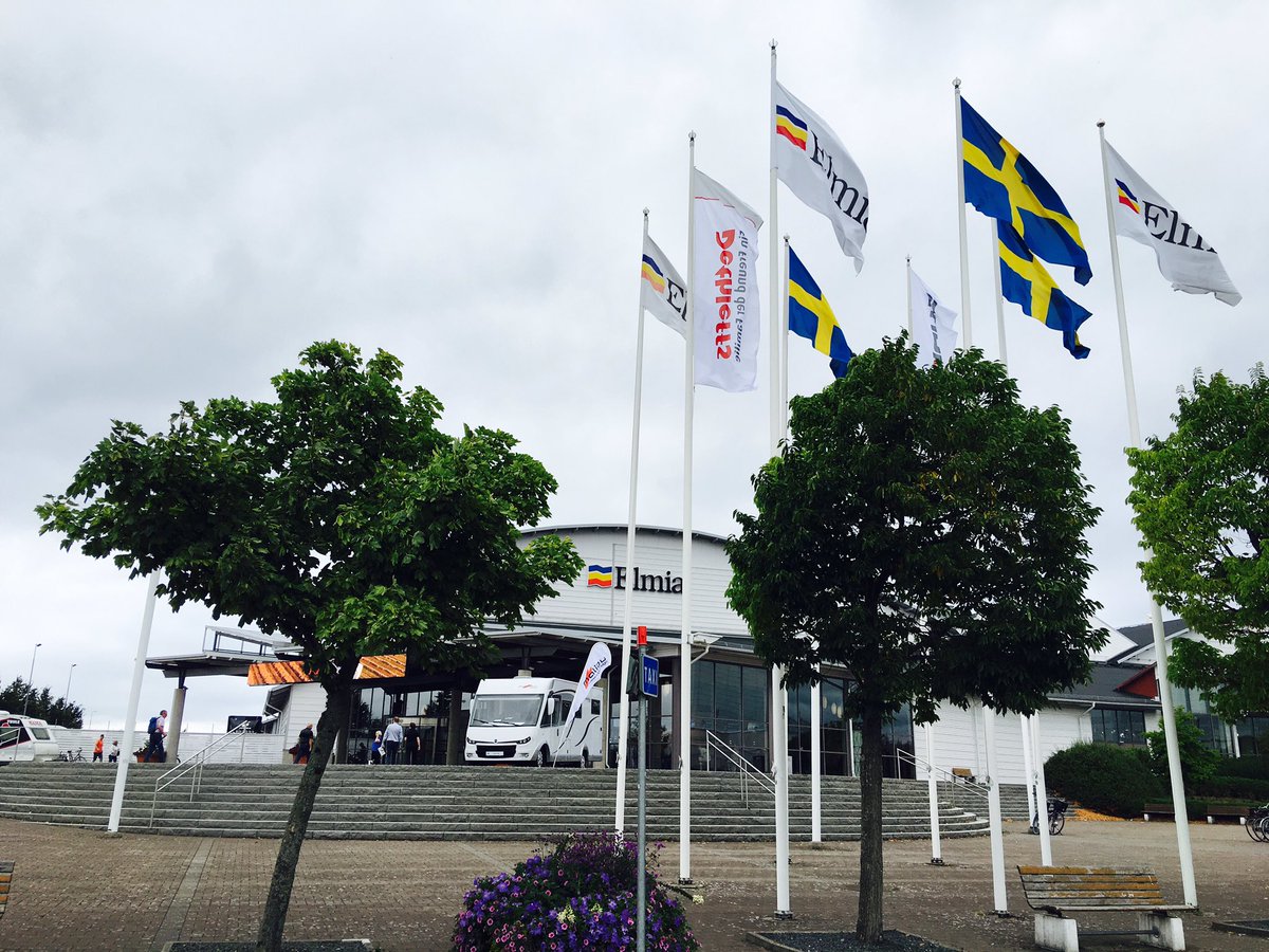 CamillaDaniel's tweet photo. Staden kryllar av husvagnar och husbilar. Folkfest är ordet för dagen. Elmia Husvagn&amp;Husbil har öppnat. @elmia https://t.co/yAjB3mBpSe