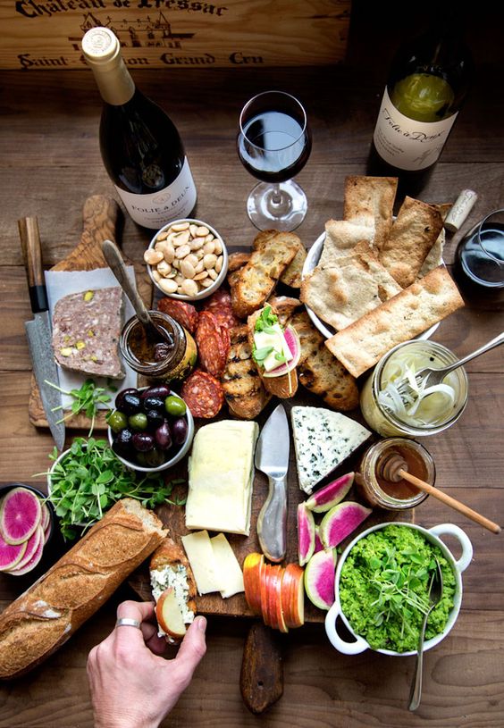 vino_sunset's tweet photo. We are CRUSHING on this Spring Cheese Board with ALL.OF.THE.TRIMMINGS. Mmmmmm 😏  #wine #boutiquewine 📷 Bloglovin' https://t.co/2haTIJ6Jqd