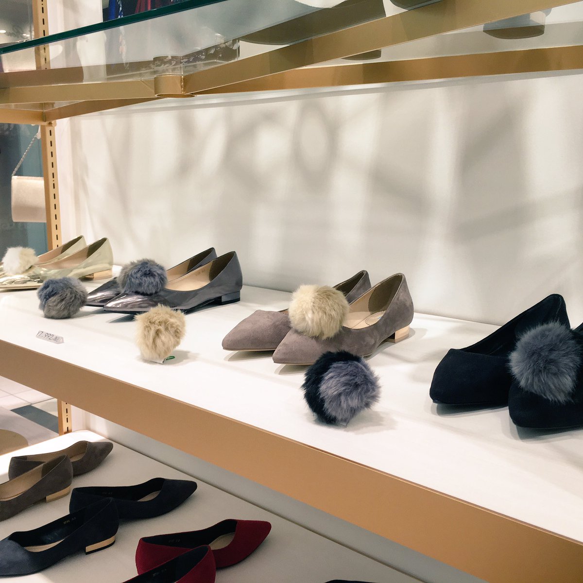 名古屋parco 名古屋パルコ 西館3階 イーボルビヨンド 可愛いポンポンが取り外しできるペタンコパンプス ゴールドが気になる