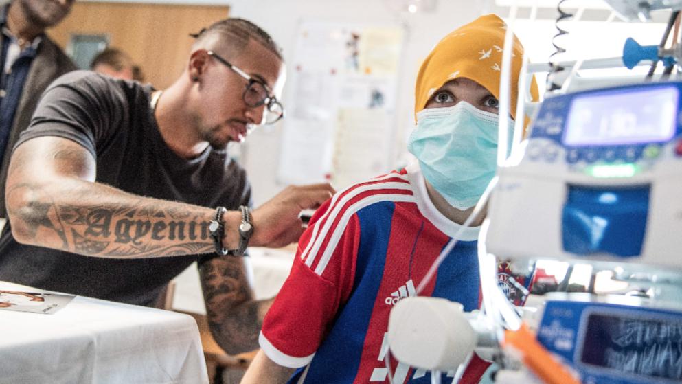 BILD_Sport's tweet image. Der Boss besucht Krebsstation: Für kranke Kinder ist @JB17Official die beste Medizin! 😊 bild.de/regional/berli…