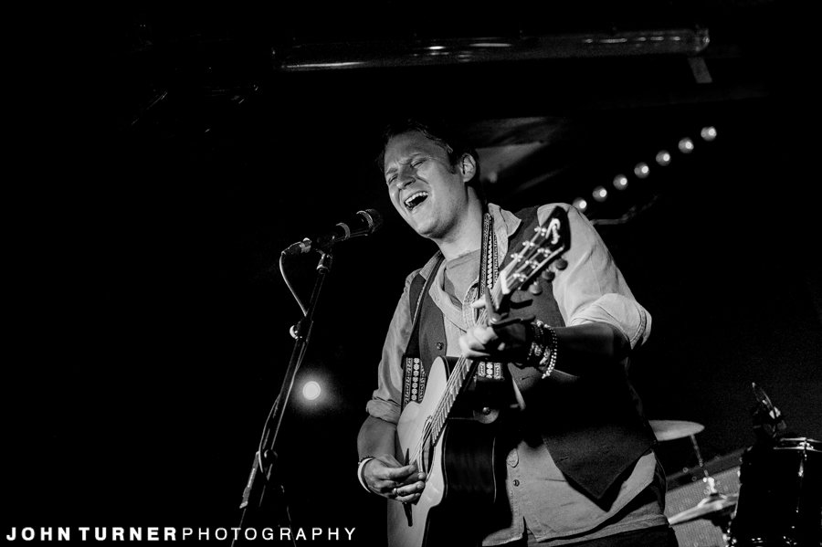 cinematicstills's tweet image. -@PorterEll belts them out on a @BlockPorter night at the @SebrightArms. #Music #Photography #BlackAndWhite